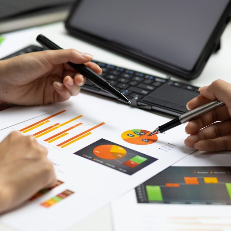 Equipe de especialistas da assessoria de marketing elaborando estratégias personalizadas para otimizar o crescimento de uma empresa.